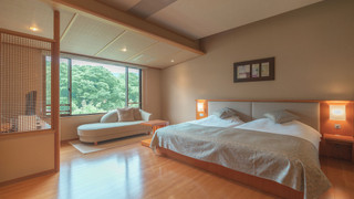 [和風庭園一望 2階和洋室] 源泉掛流し半露天風呂