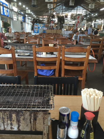「活き活き亭」内観 923445 店内と焼き台