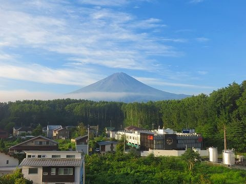 部屋の窓から富士山