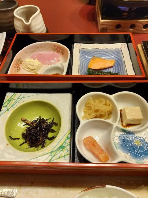 大人用の朝食には、煮物、焼き魚、生野菜のサラダ、テーブルで作る目玉焼きなど、様々なおかずが。朝から大満足のボリューム
 / 2