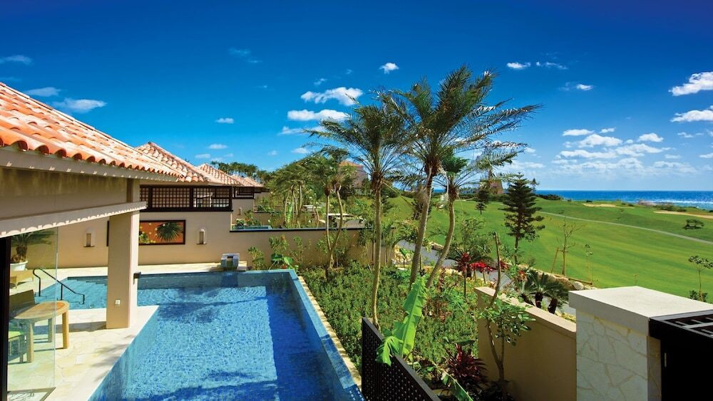 空中から宮古ブルーの海を眺めてうっとり3446164