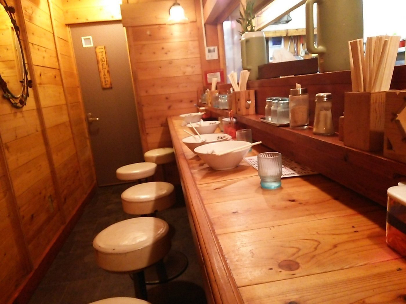 「壱丁目ラーメン 本店」内観 963145 カウンター席