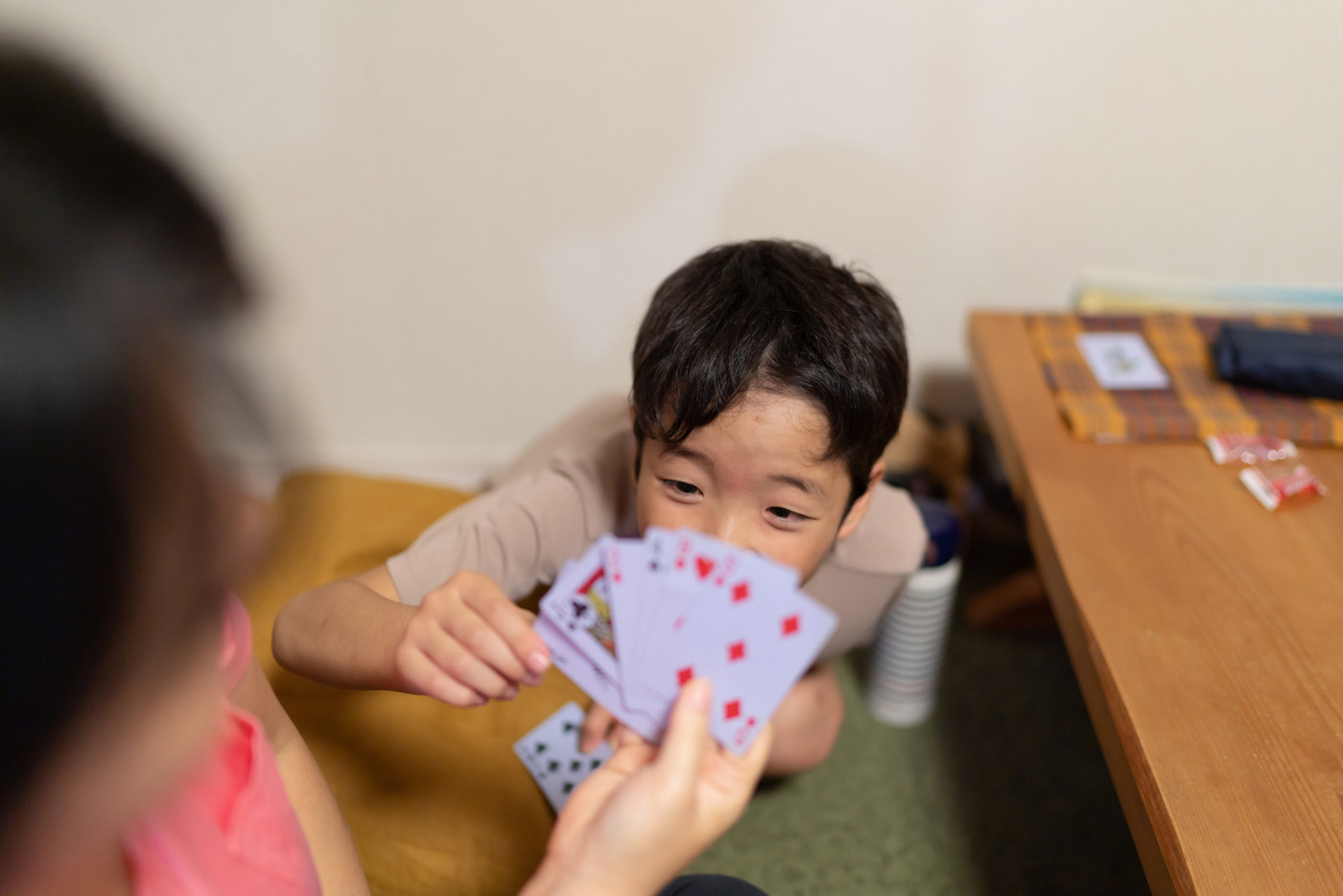 3世代で楽しくトランプをする家族