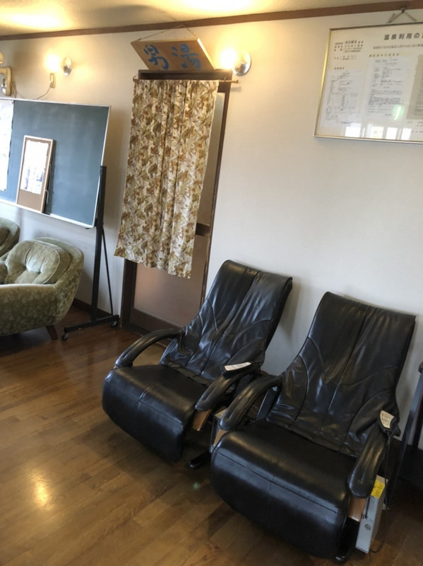 ロビーから浴室の入口付近を撮影