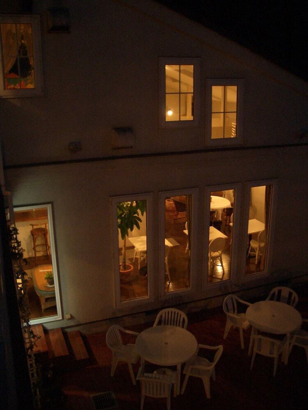 施設の正面 (日没後)