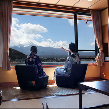 色浴衣でのんびり景色を楽しむ3640011