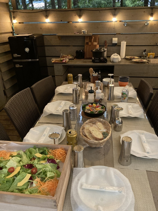 外のダイニング、夕食時