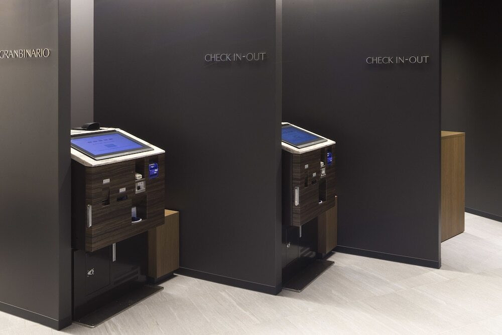 チェックイン / チェックアウト キオスク