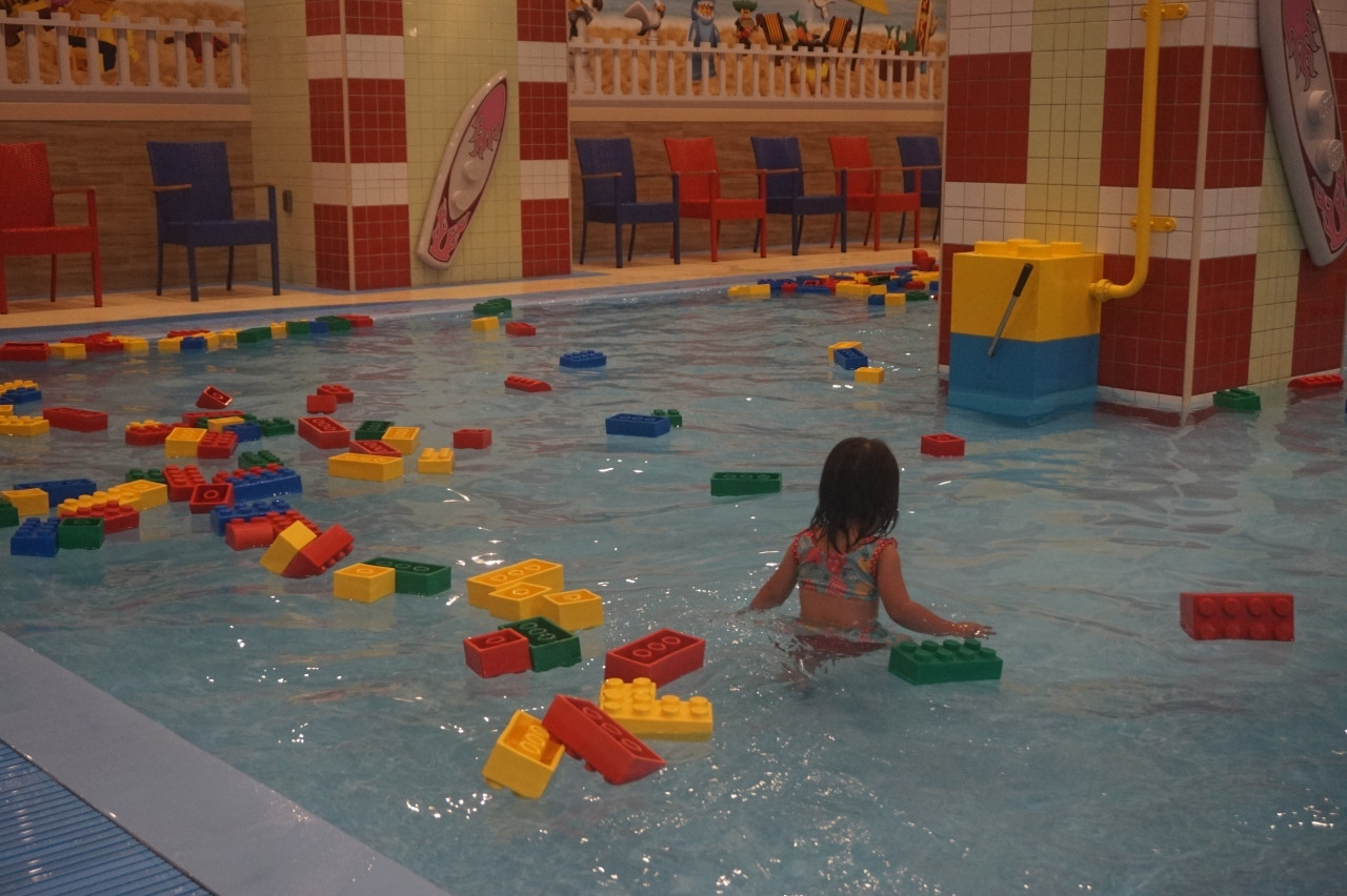 「レゴランド」で遊んだ後もホテルのプレイルームやプールでまだまだ遊べる♪4057233