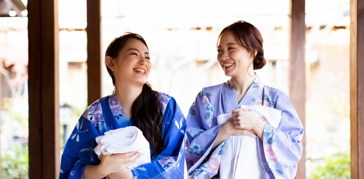 温泉旅行を楽しむ女性と友達