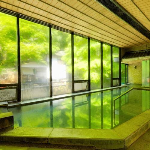 赤い橋を渡って
滝下の露天風呂へ / 5