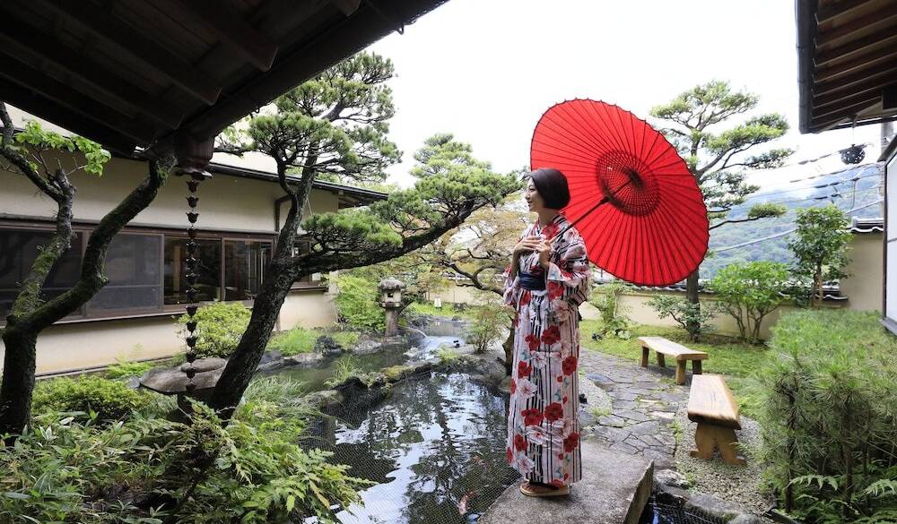 色浴衣に包まれて
中庭を散歩 / 1