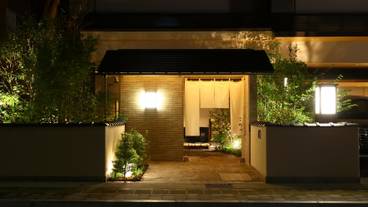 エントランス付近 夜 / 2