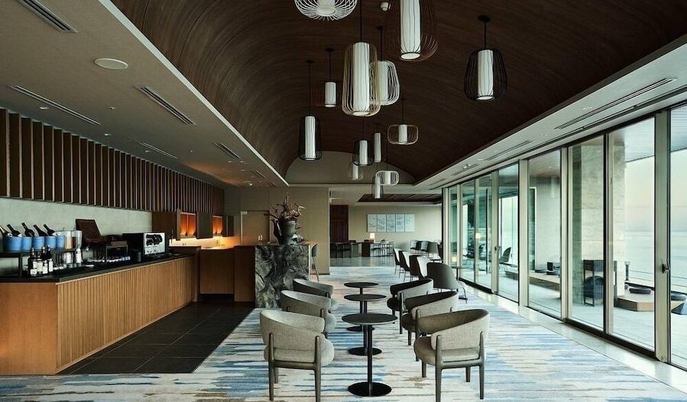 ラウンジ 間 / 4