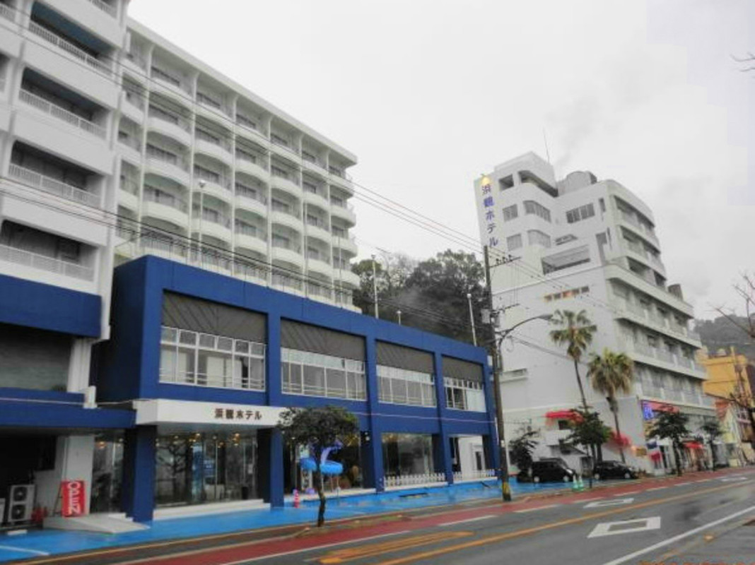 ブルーが目を引く外観