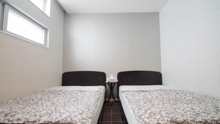 個室 [2名様] (120cmセミダブルベッド2台) WiFi完備! 禁煙