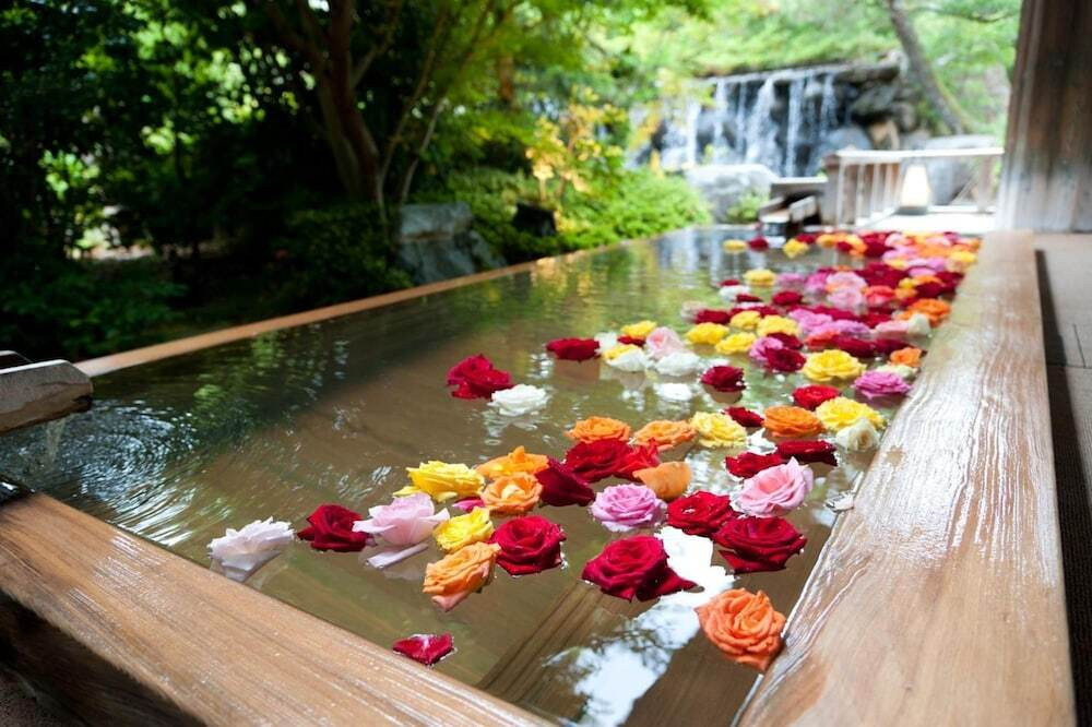 日本庭園とバリエーション豊かな温泉で癒しのひとときを3977250