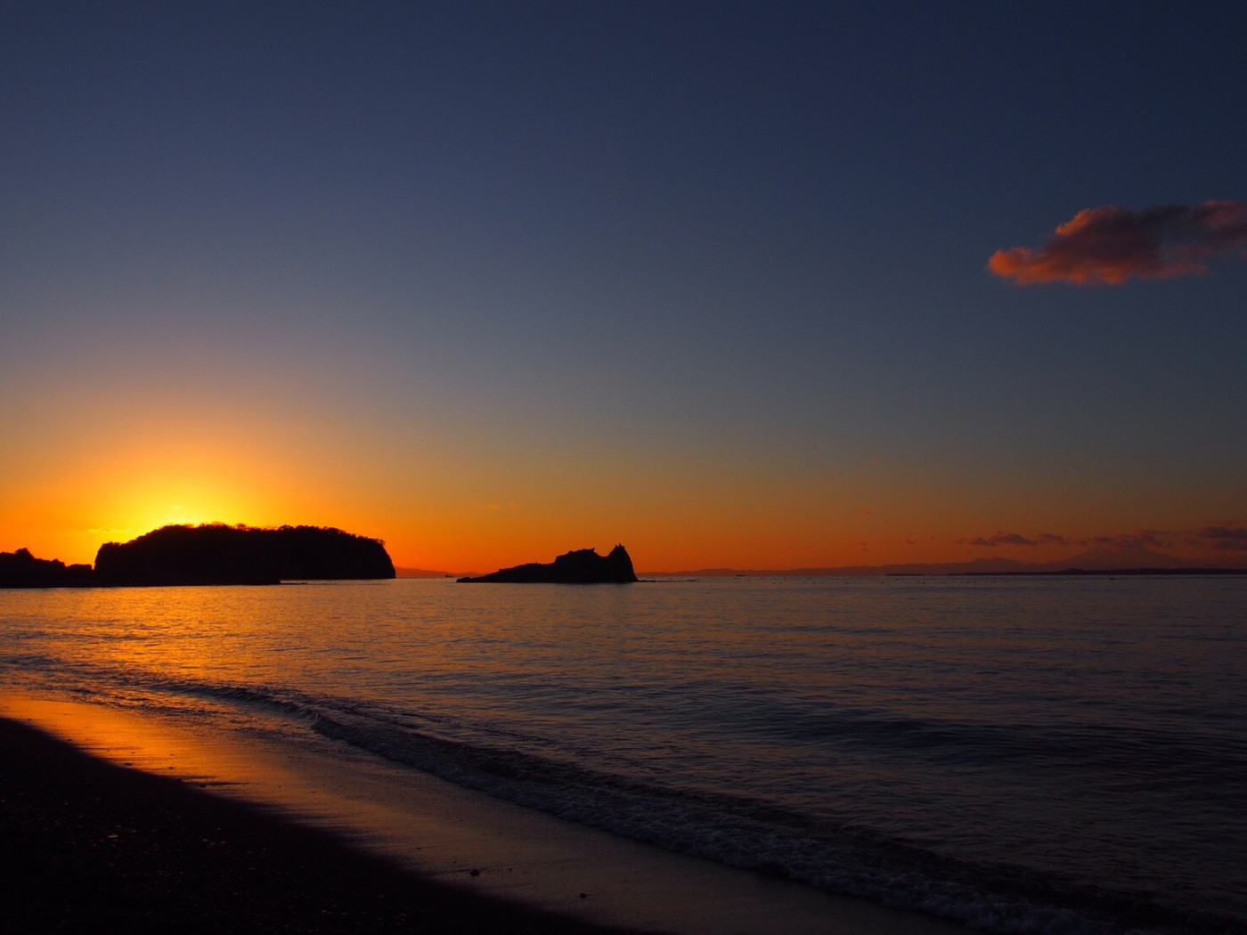 南房総の夕焼け空と海と島です。