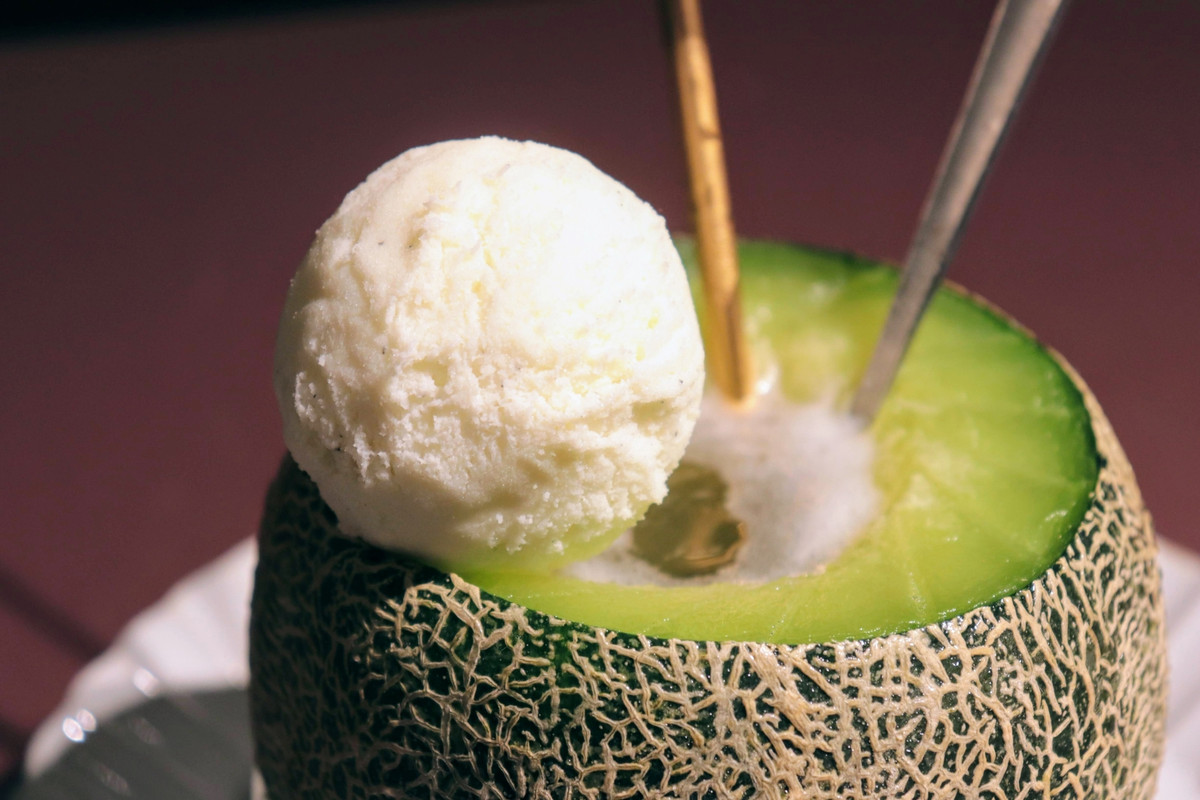 「BEBカフェ」のメロンまるごとクリームソーダ