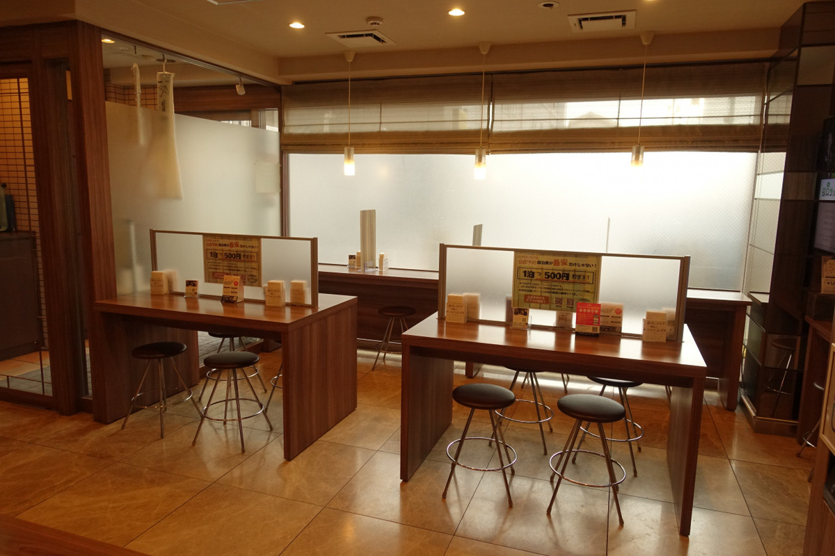 無料朝食はこちらでいただく。手前にはフリードリンクも