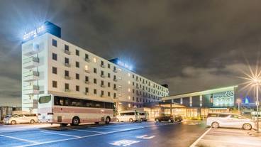 施設の正面 (日没後) / 2