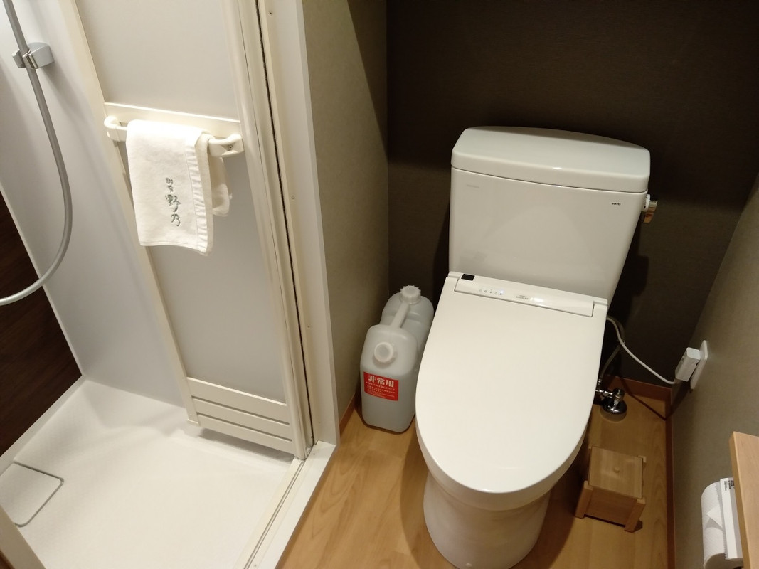 大浴場があるので部屋にはシャワーのみが備わっている