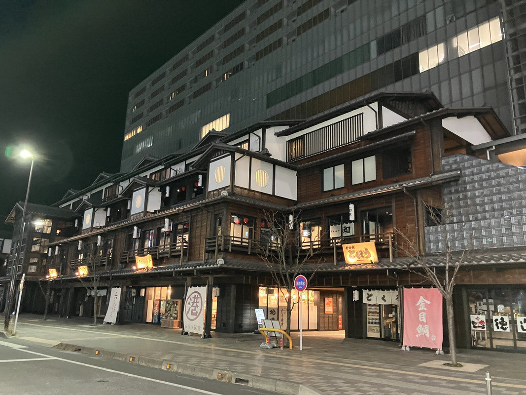 和風のモール雰囲気はいいが閉店早い。