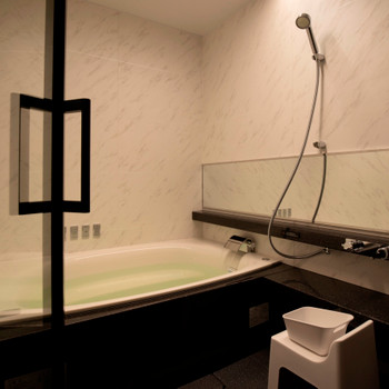 世界遺産・厳島神社の対岸、ウッディなモダン宿3968097