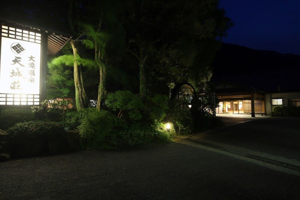 施設の正面 (日没後)