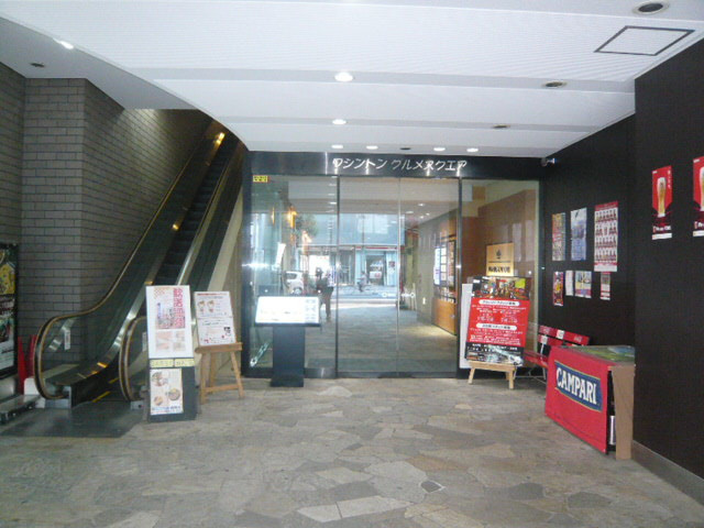 １階は、多様な店舗が入っています。保育園、英会話教室、サッカ