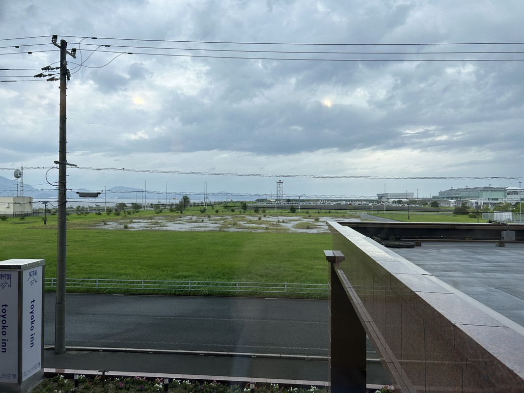 周りは空港しかありません