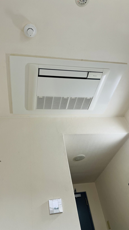 部屋の大きさの割に立派なエアコンが付いています。