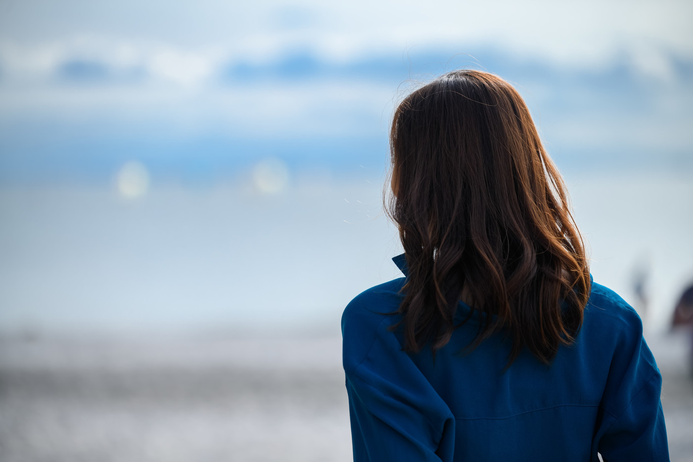 海　女性　青空　ライフスタイル