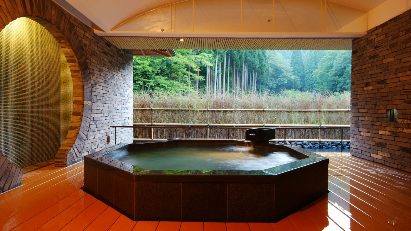 ラウンジから森林庭園を眺めて心落ち着くひとときを…♡4010380