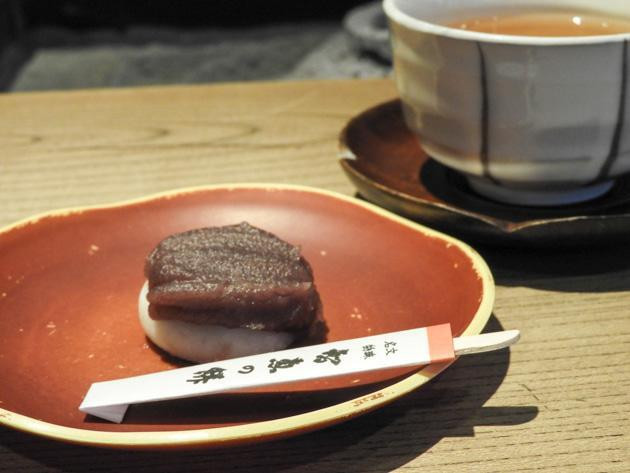 「文珠の智恵」が授かれると言われる天橋立名物の「知恵の餅」。智恩寺門前に並ぶ四軒の茶屋（吉野茶屋・彦兵衛茶屋・勘七茶屋・ちとせ）で味わえる / 2