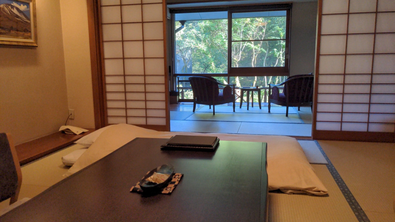 布団が座卓の横に敷かれていて狭く感じる