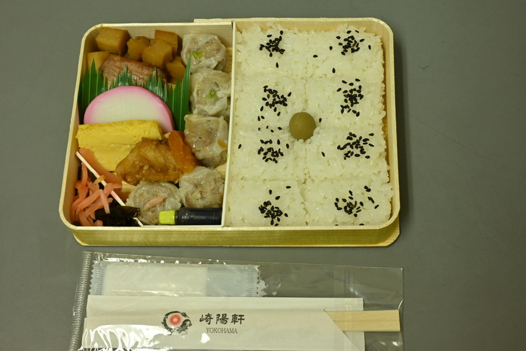 朝は横浜の代表グルメ「崎陽軒のシュウマイ弁当」がいただける♪4004774