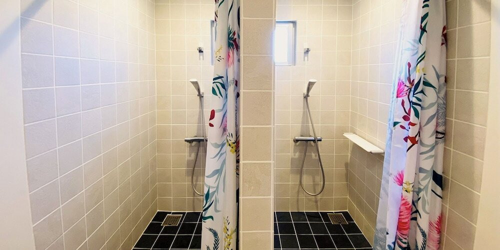 バスルームのシャワー