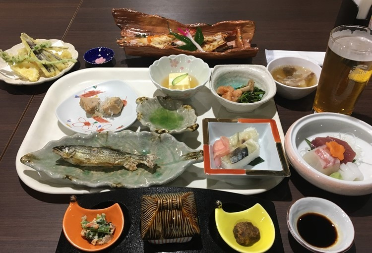 夕食。固定メニュー＋バイキング。品数豊富で画面におさまらず