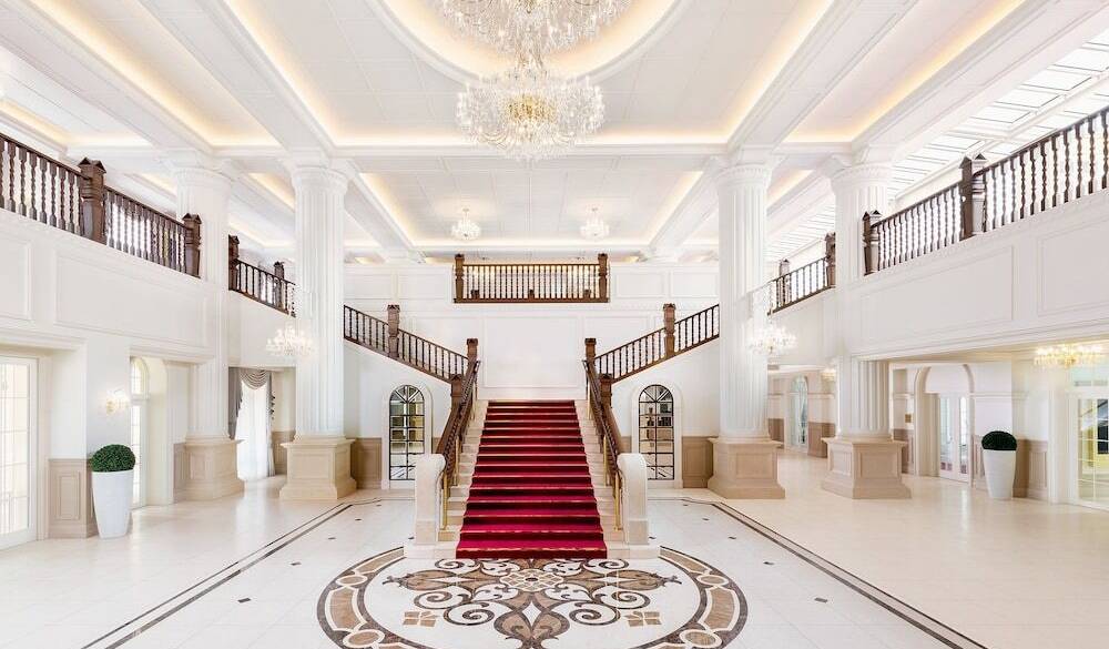 華やかなロビー / 1