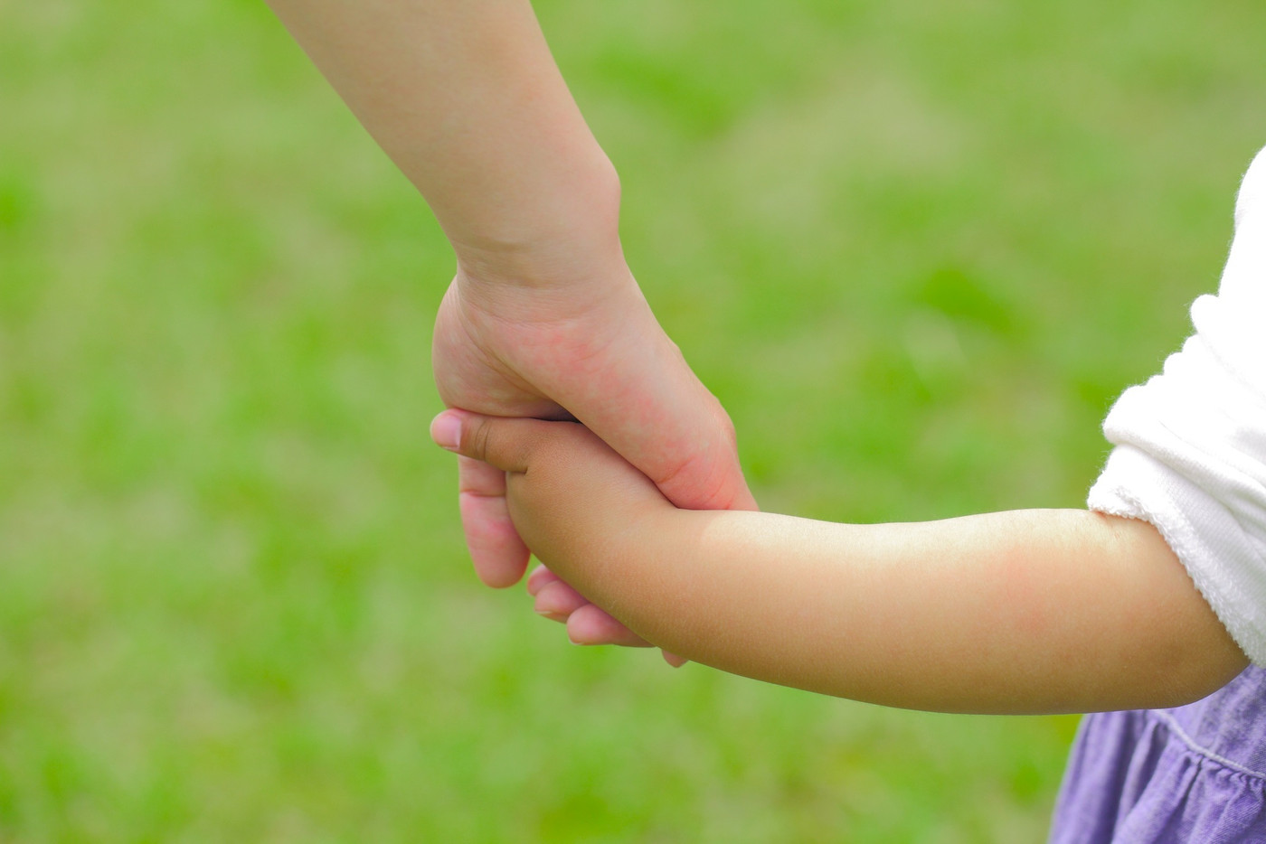 手をつなぐ親子