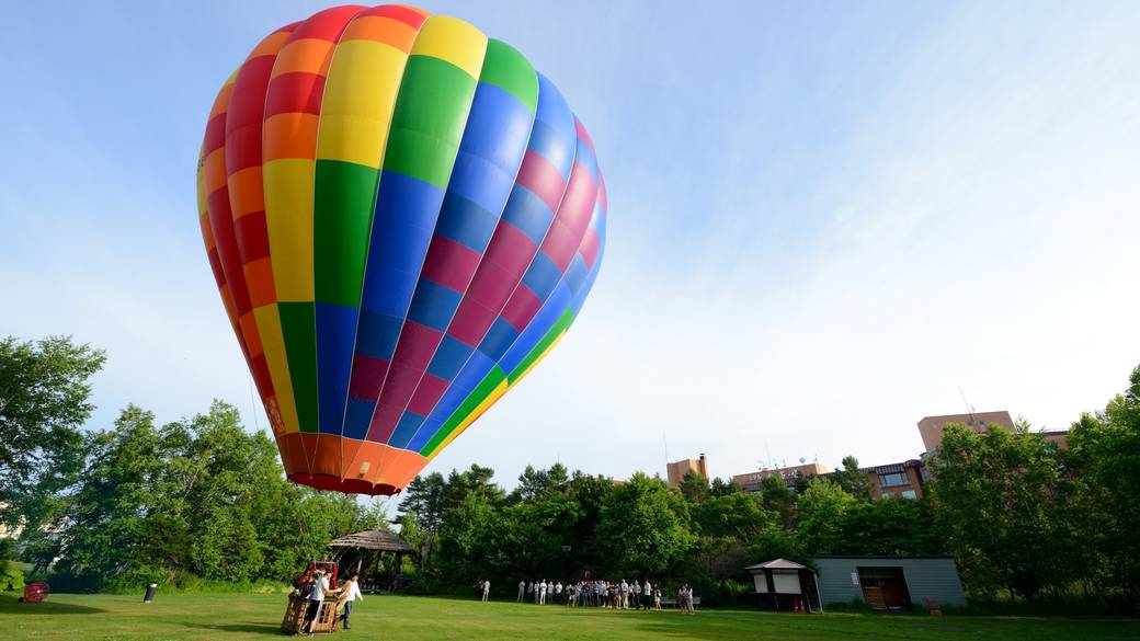中庭での熱気球体験 / 1