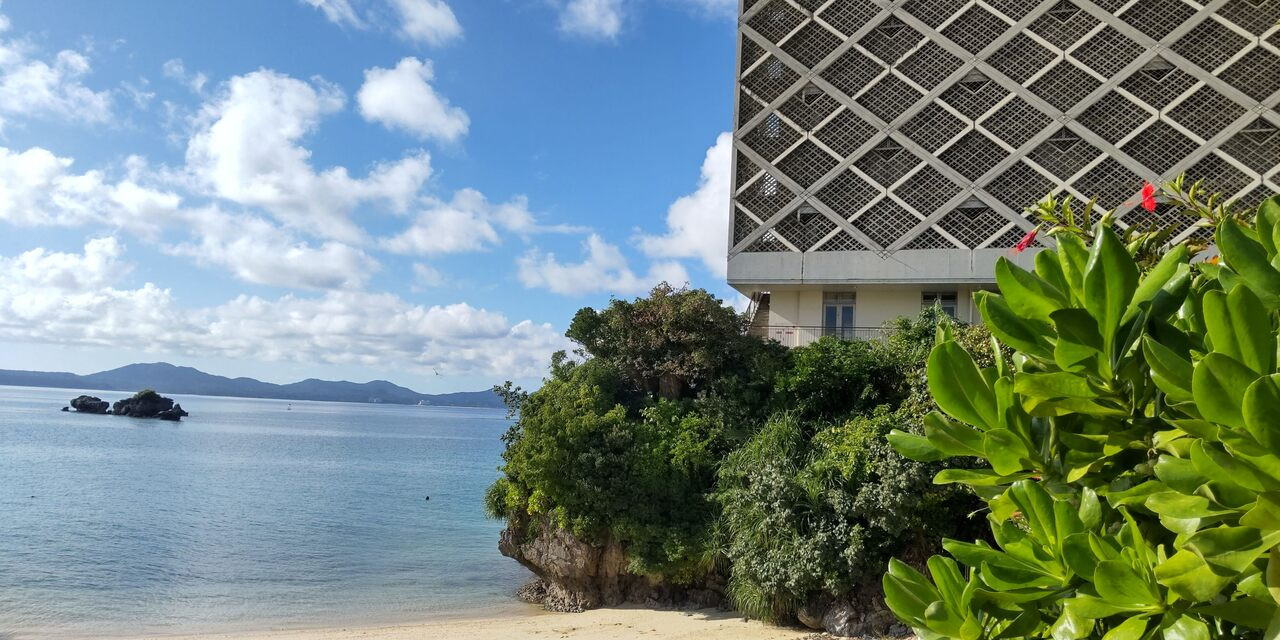 これが判りやすいかな？  海の上にある感じのホテル