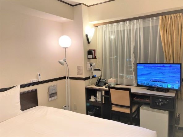 部屋は広くないが機能的で快適。アメニティはフロントで貰う。