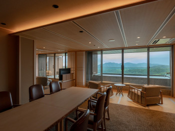 眺望抜群の露天風呂付き客室でのんびり。高台にある温泉ホテル4248742