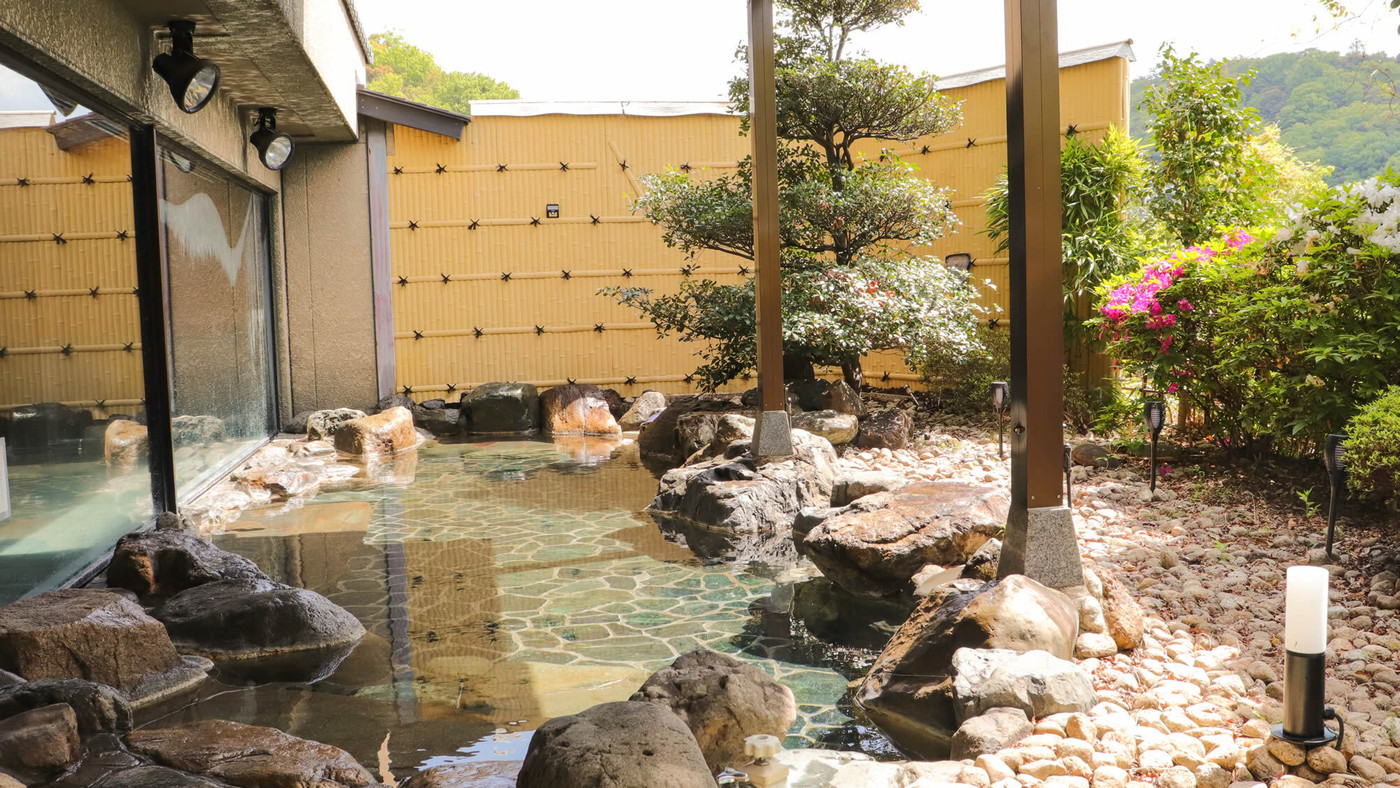 庭園露天風呂でくつろぐ、木曽川沿いの料亭旅館3457752