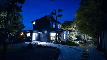 施設の正面 (日没後) / 2