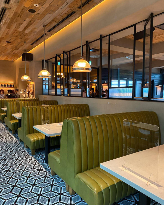 レストランはとにかくオシャレで広々。