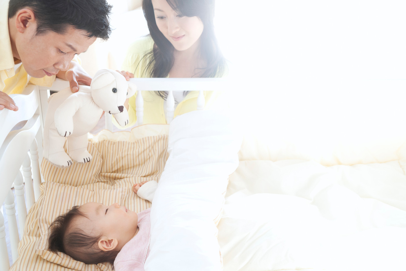 赤ちゃんを見る両親