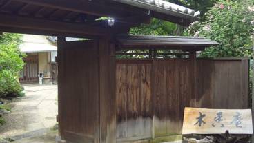 施設の入り口 / 9